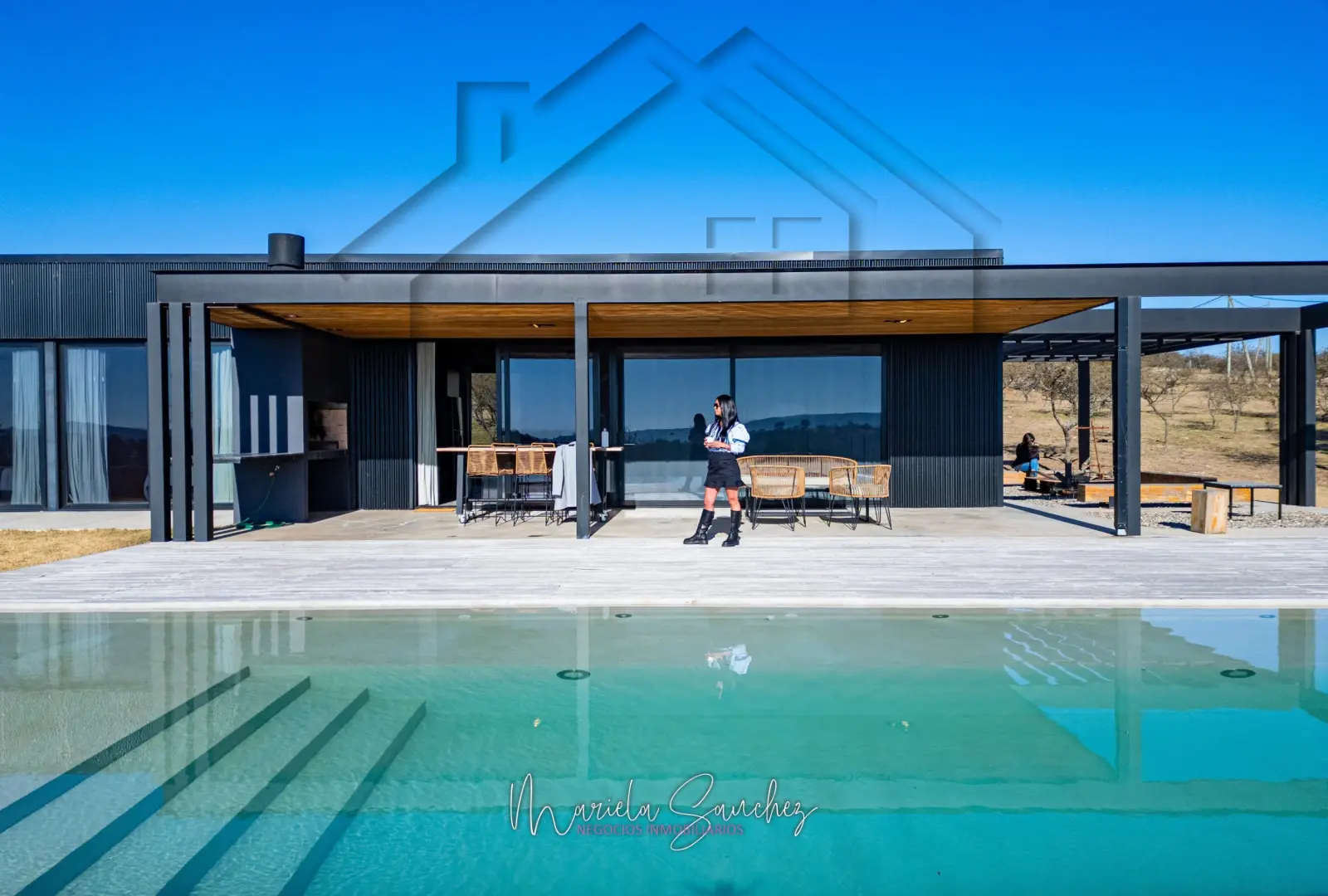 Residencia Molino Azul con pileta desbordante frente a las sierras